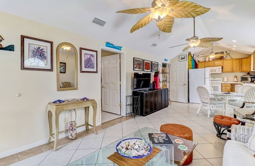 Fernandina Beach Cottage | Uniquely decorated front duplex with rooftop deck access, within walking distance to the beach