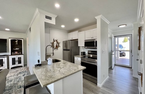 Holiday Isle Condo | Unit 1006 – Golf Course Views & Relaxing Location!