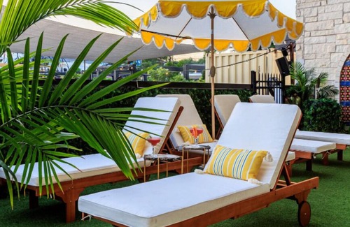 East Cesar Chavez House | (Unit 2) Inn Cahoots on 6th: 5BR/13BedsPool, Rooftop, Garden Bars, Walk to Everything!
