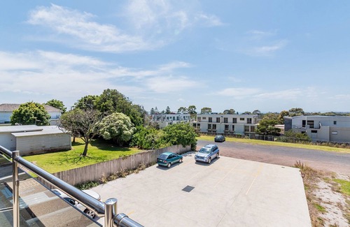 Cowes Apartment | Unit 3-83 Thompson Ave, in the heart of Cowes, includes linen.