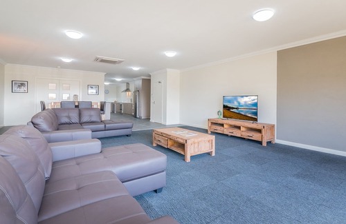 Cowes Apartment | Unit 3-83 Thompson Ave, in the heart of Cowes, includes linen.
