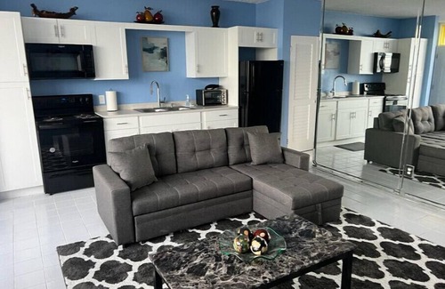 Orange Grove Condo | Unit # 32nCozy condo stay