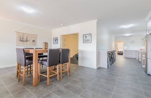 Cowes Apartment | Unit 4-83 Thompson Avenue, Cowes Central, includes linen.