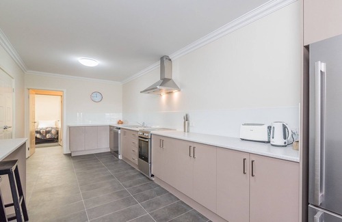 Cowes Apartment | Unit 4-83 Thompson Avenue, Cowes Central, includes linen.