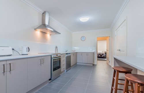 Cowes Apartment | Unit 4-83 Thompson Avenue, Cowes Central, includes linen.