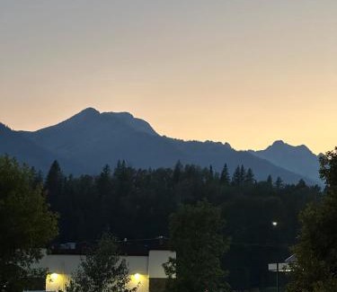 East Kootenay House | Unit 542 Fernie Ski Bike Fish Double Queen Room on the River
