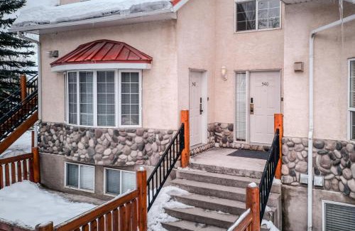 East Kootenay House | Unit 542 Fernie Ski Bike Fish Double Queen Room on the River