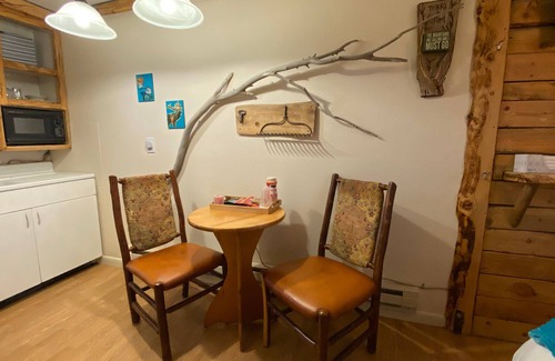 Cedaredge Apartment | Unit 6: Queen Suite/w Kitchenette