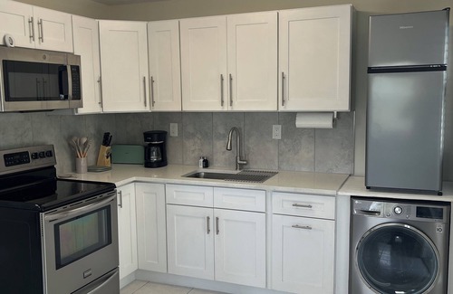 Lake Worth Apartment | Unit A - Newly Remodeled Apartment Close to everything!