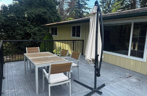 Federal Way House | Unit surrounded by treesnWasher and Dryer + Pet friendly!