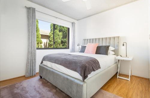 Neutral Bay Apartment | Unit With Balcony Backyard and Parking Near Shops