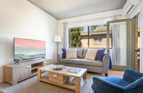Neutral Bay Apartment | Unit With Balcony Backyard and Parking Near Shops