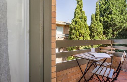 Neutral Bay Apartment | Unit With Balcony Backyard and Parking Near Shops