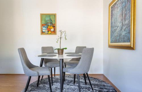 Neutral Bay Apartment | Unit With Balcony Backyard and Parking Near Shops