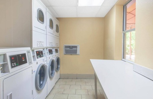 Florida Center House | Universal Getaway! Comfy Unit, Pool, Breakfast, Shuttle, Parking