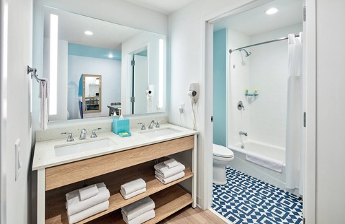 Florida Center Hotel | Universal's Endless Summer Resort - Surfside Inn and Suites