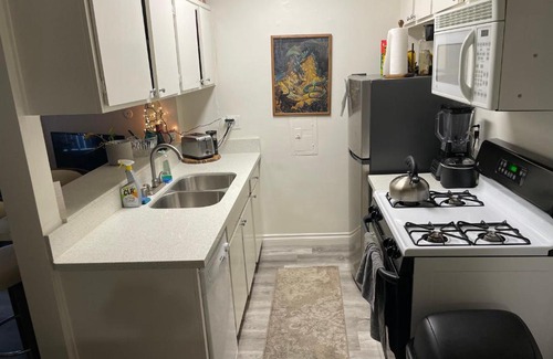 Valley Village Apartment | Universal Studios near by comfort, swimming pool, centrally located