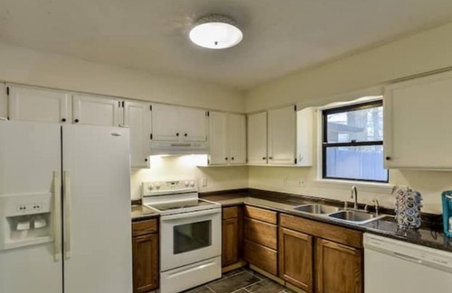 Chapel Hill House | University Access Garden View 1-BR Guesthouse in Quiet Chapel Hill Neighborhood