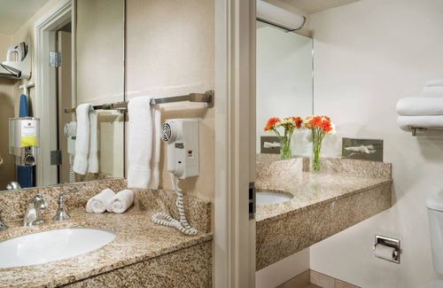 University District House | University Inn King Room, Complimentary Bikes, Near Husky Stadium