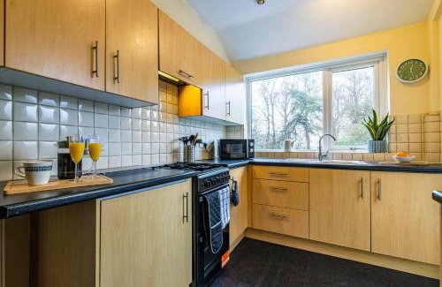 Bramcote House | University View-Off-Street Parking-Sleeps 8-Fast WiFi