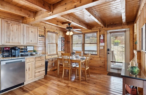 Gatlinburg - Pigeon Forge Cabin | Unobstructed View, Central Location , Honeymoon Retreat, Fire-pit, Hot Tub ⛰️
