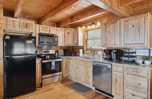 Gatlinburg - Pigeon Forge Cabin | Unobstructed View, Central Location , Honeymoon Retreat, Fire-pit, Hot Tub ⛰️