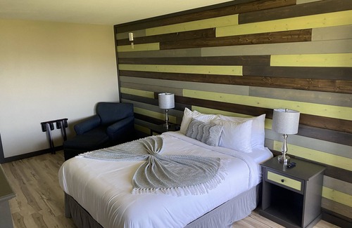 Davenport Apartment | Unobstructed Views Of Lake Roosevelt in Newly Renovated Hotel/Restaurant