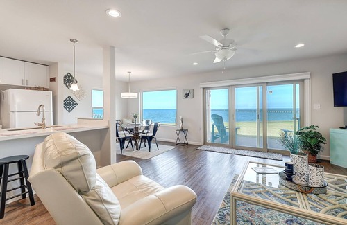 Harbor Oaks Condo | Unobstructed water views! Lighted half mile long pier access! Pool!