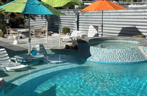 Racquet Club Estates House | UNPLUG, KICKBACK & RELAX @ this recently renovated mid century private escape!