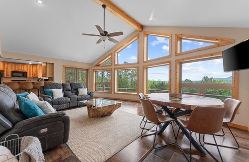 Jasper Cabin | Unplug & unwind! 3 bed cabin The Perfect getaway!