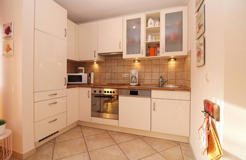 Kuehlungsborn Apartment | Uns Strandhus WE 11: tastefully furnished 3-room apartment close to the beach