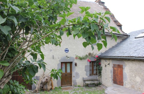 Jassat House | Unusual: A typical Auvergne house at the foot of the Sancy massif