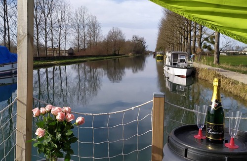 Saint-Jean-de-Losne House | Unusual floating cottage with private Jacuzzi