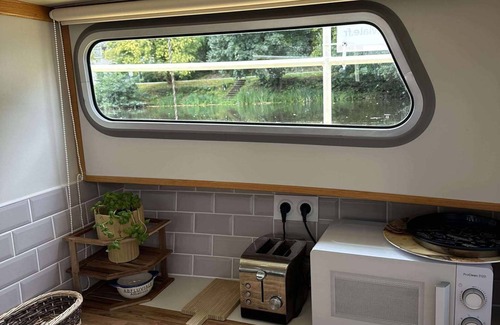 Saint-Nicolas des Eaux Boat Rental | Unusual stay on the Blavet: cosy dockside boat for 2-5 people.