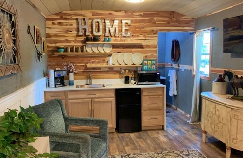 Grove Cabin | "Unwind and Embrace Nature's Serenity at Creekside Cabins: Your Idyllic Retreat!
