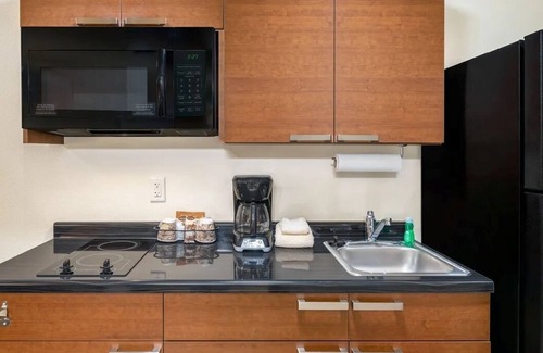 Davenport House | Unwind in a Bright, Pet-Friendly Room Near Colonel Davenport House & Parks
