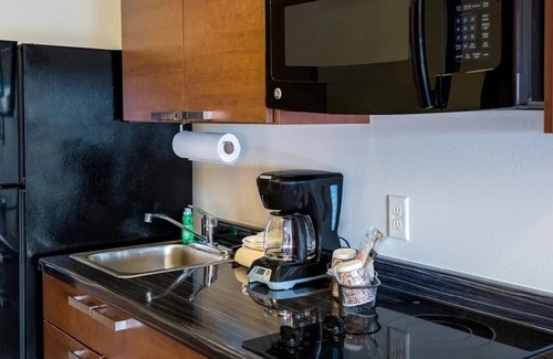 Davenport House | Unwind in a Bright, Pet-Friendly Room Near Colonel Davenport House & Parks