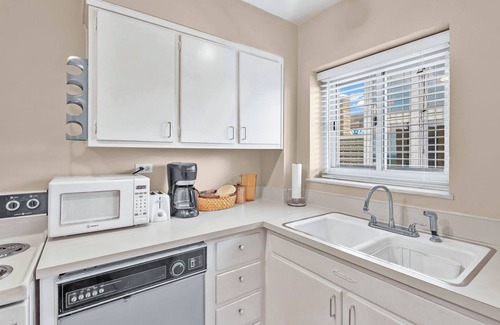 Downtown Atlanta Condo | Unwind in a downtown Atlanta 1-bedroom that blends Southern flair with contemporary ease.