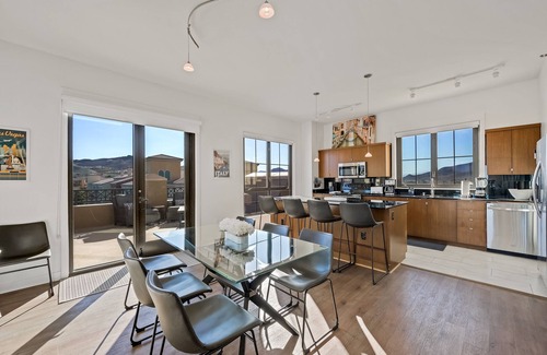 Lake Las Vegas Condo | Unwind in a luxurious 2BR penthouse on the shores of Lake Las Vegas