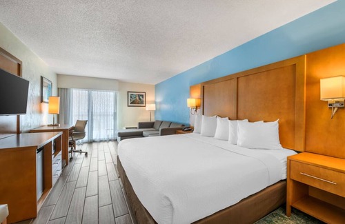 Seabreeze Park Hotel | Unwind in a Peaceful Haven w/Balcony | Minutes from Speedway Action