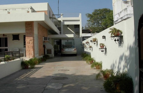 Adarsh Nagar House | Unwind in a Plush Bungalow