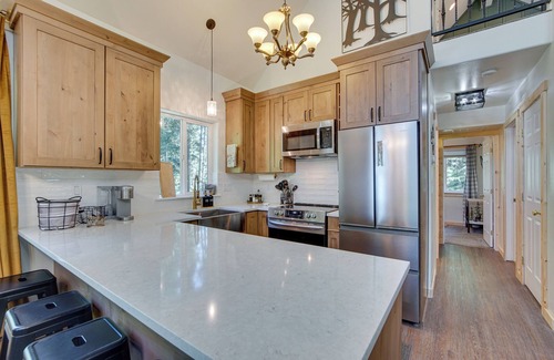 Cle Elum Cabin | Unwind in Cle Elum: Hot Tub & Cozy Fireplace!