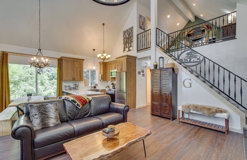 Cle Elum Cabin | Unwind in Cle Elum: Hot Tub & Cozy Fireplace!