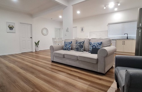 Southport House | Unwind in Comfort, A Perfect Getaway Awaits Centrally Located Near All Amenities