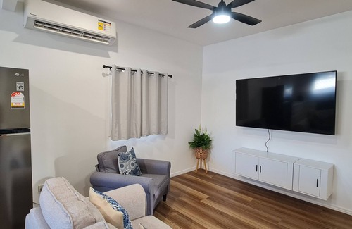Southport House | Unwind in Comfort, A Perfect Getaway Awaits Centrally Located Near All Amenities