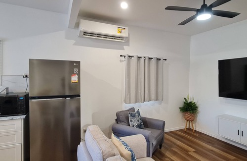 Southport House | Unwind in Comfort, A Perfect Getaway Awaits Centrally Located Near All Amenities