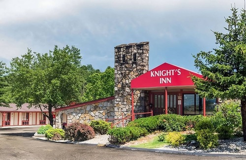 Summitt House | Unwind in Knights Inn Ashland! Outdoor Pool, Picnic Area, Table Tennis