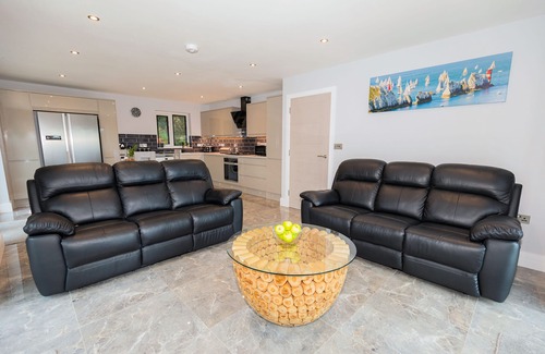 Shanklin House | Unwind in Nature's Embrace with Sauna and Hot Tub - WOODLANDS