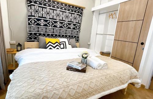 Talat Yot Apartment | Unwind in oldtown, private floor, near Grand Palace
