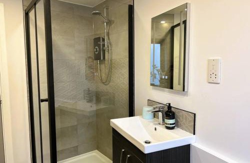 Thorpe Satchville Apartment | Unwind in Style, One-Bedroom Haven 3C Close to DMU